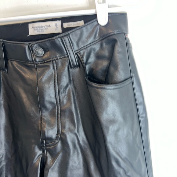 Abercrombie The 90s Relaxed Jean High Rise vegan leather - Picture 12 of 16